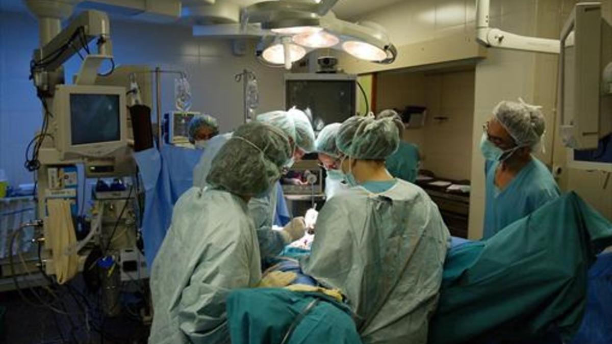 Una intervención quirúrgica de cáncer en el Hospital Clínic de Barcelona.
