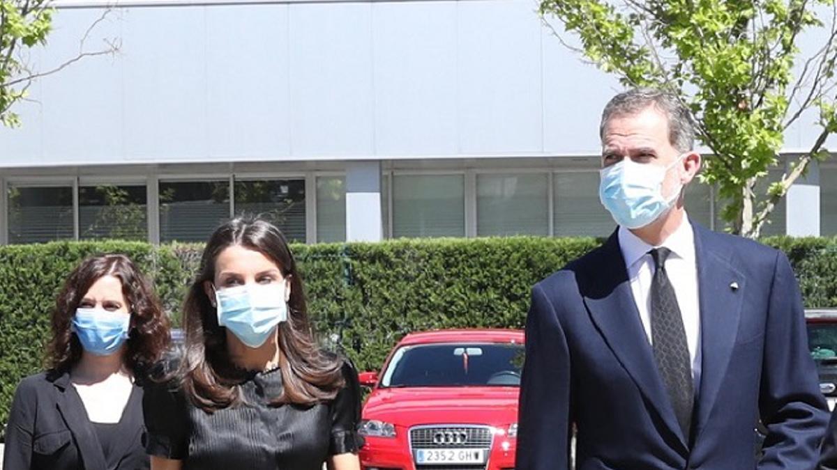 La reina Letizia y el rey Felipe VI participan en el minuto de silencio por las víctimas del coronavirus en su visita al centro de transportes de Coslada