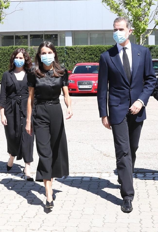 La reina Letizia y el rey Felipe VI participan en el minuto de silencio por las víctimas del coronavirus en su visita al centro de transportes de Coslada