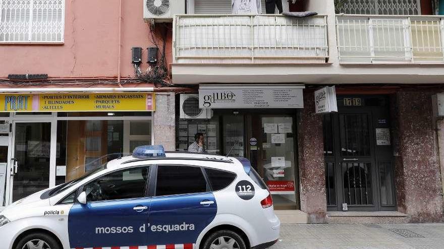 Un automóvil de los Mossos d&#039;Esquadra aparcado ante la casa de la mujer asesinada.