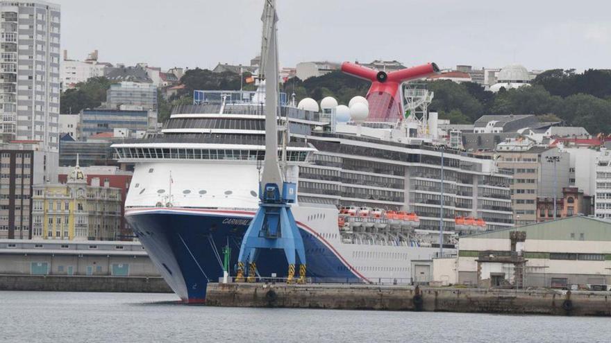 Un crucero atracado en los muelles interiores en mayo. | I. López