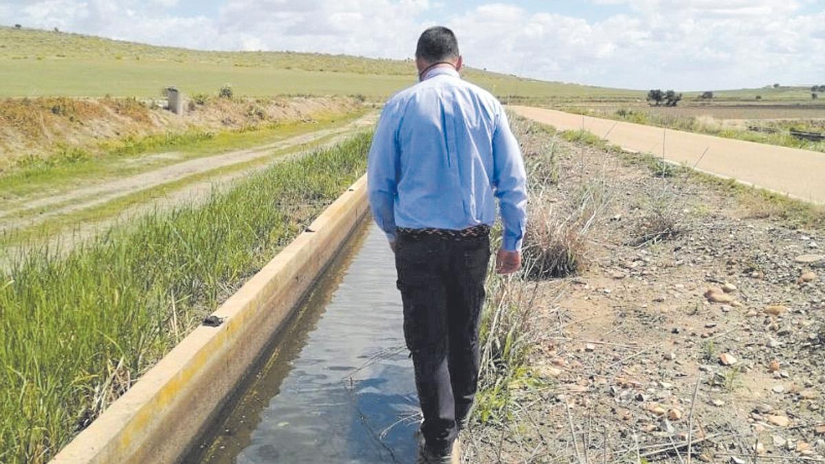 Un guarda-canal de la Comunidad de Regantes de Orellana supervisa el correcto funcionamiento de una acequia durante la campaña de riego.