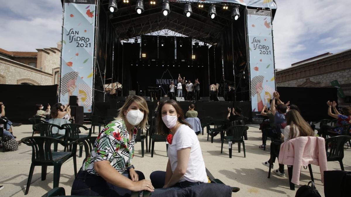 La vicealdesa de Cartagena, Noelia Arroyo, y la delegada de Cultura del Ayuntamiento de Madrid, Andrea Levy, viendo el concierto de Nuntak en las fiestas de San Isidro