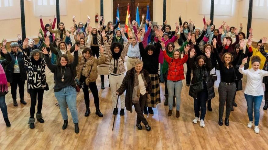 Mujeres comerciantes de Oviedo reunidas en Trascorrales con motivo de un homenaje municipal por el 8M.