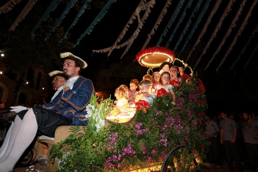 Das Tramuntana-Dorf huldigte am Freitag (28.7.) mit einem Umzug Santa Catalina Thomàs. Dargestellt wurde sie in diesem Jahr von Clara Morey Mulet.