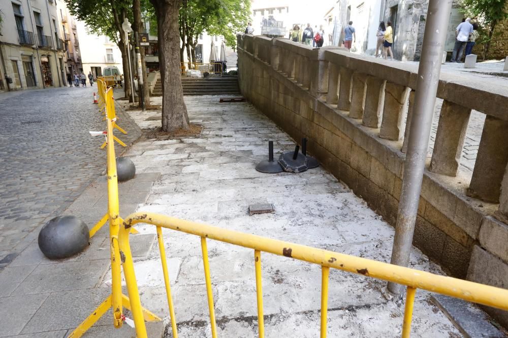 Unes obres impedeixen posar la terrassa durant dos mesos a un bar del Barri Vell