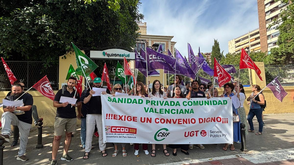 El personal de la sanitat privada es concentra davant d'un centre privat de València.