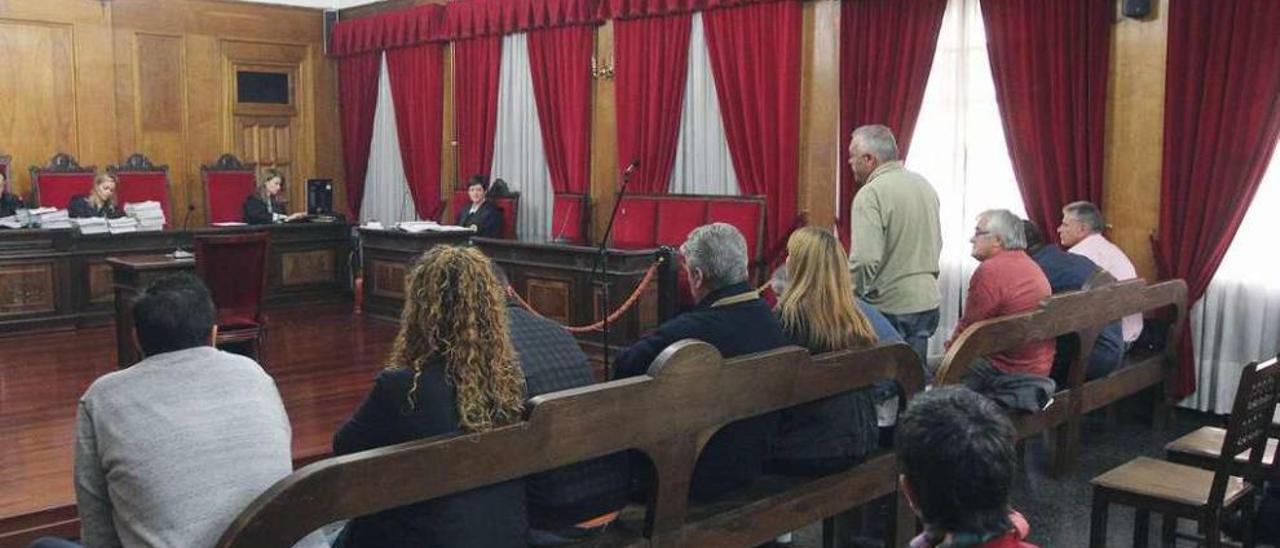 Los diez acusados, en el banquillo de la Audiencia Provincial de Ourense. // Iñaki Osorio