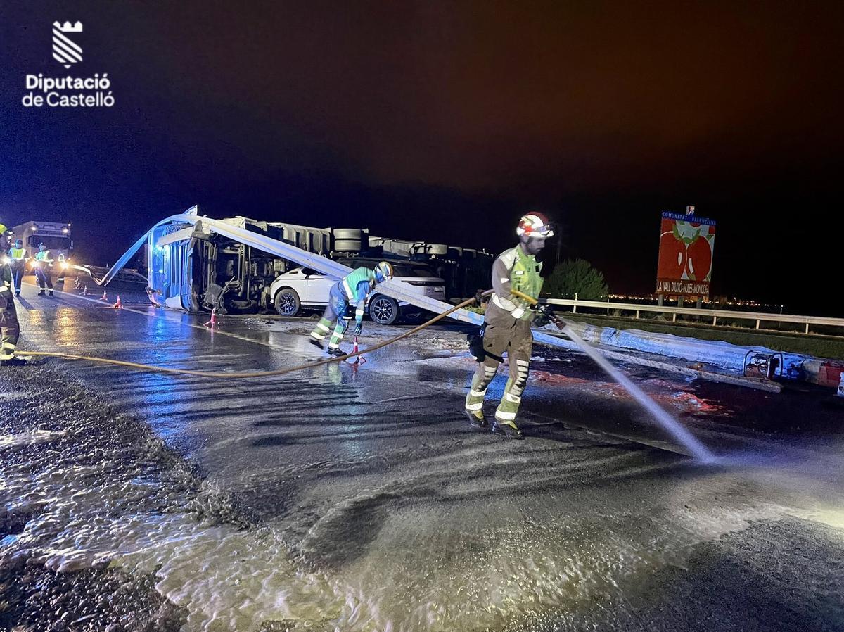 Los bomberos refrescan la zona del accidente de Moncofa.
