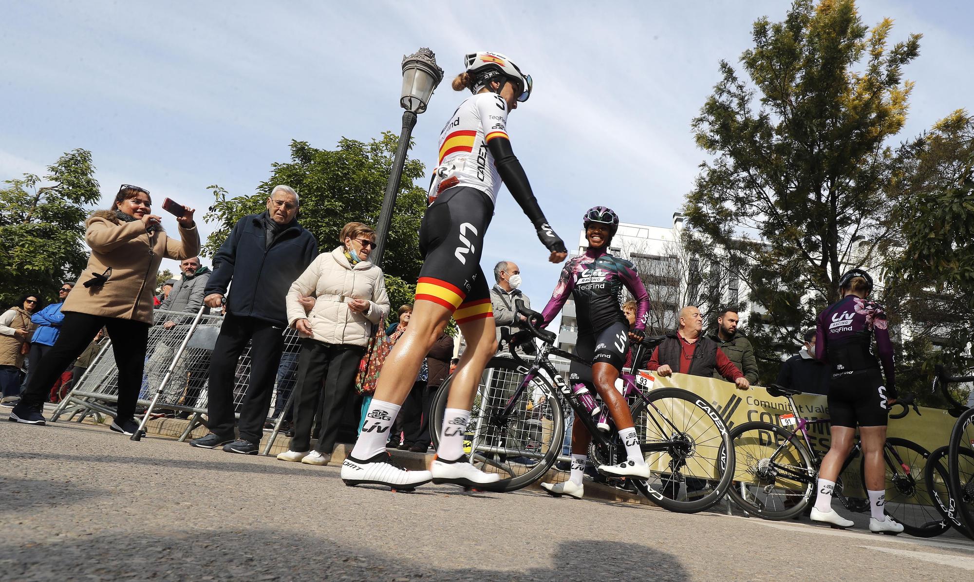 Salida de la primera etapa de la Setmana Ciclista femenina