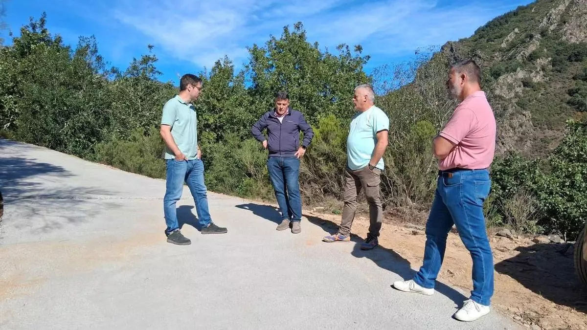 Dos pueblos de Cangas del Narcea estrenan nuevos tramos pavimentados en sus accesos aún en tierra