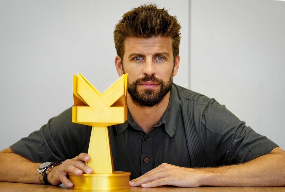 Gerard Pique, presidente de Kosmos, con el trofeo de la Kings League.