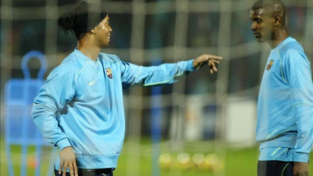 Ronaldinho y Abidal en un entrenamiento del FC Barcelona