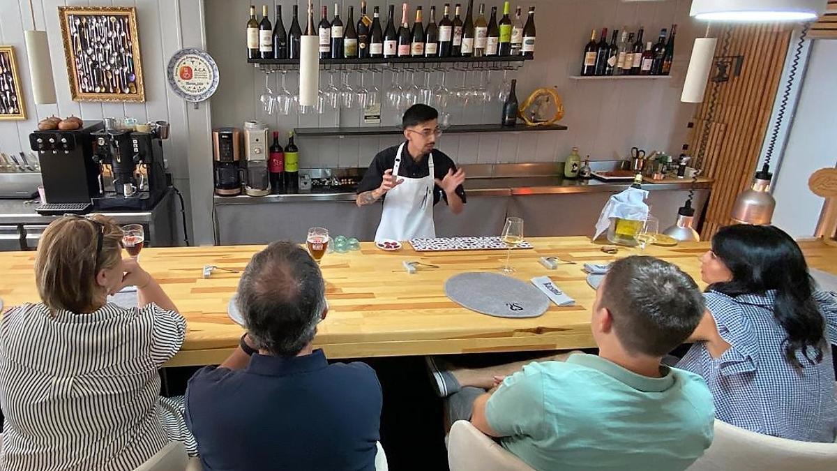 Alejandro López Zaurín se dirige a los comensales del restaurante Rassmia (Zaragoza).
