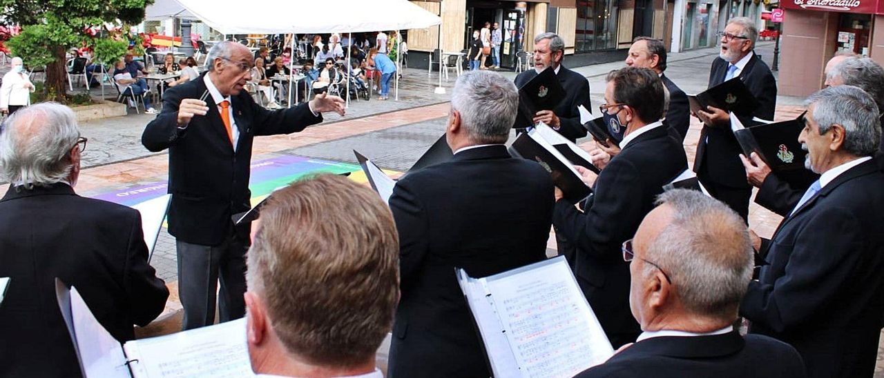 La actuación de ayer del Coro “Santiaguín”, en la plaza del ayuntamiento de Langreo. | L. M. D.