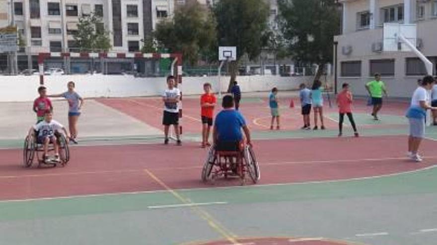 Práctica de deporte adaptado en el CEIP Ramon Llull de Elche.