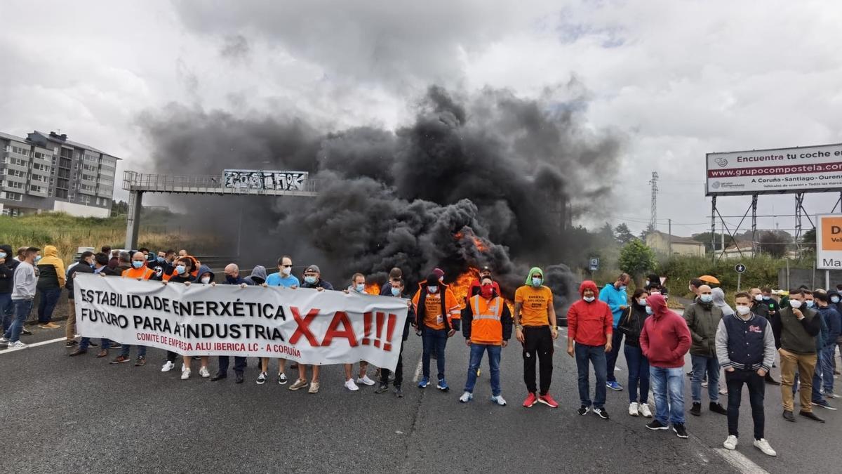 Trabajadores de Alu Ibérica cortan el tráfico en una carretera de A Coruña