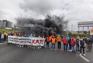 Trabajadores de Alu Ibérica cortan el tráfico en una carretera de A Coruña