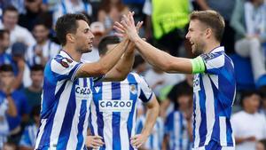 Guevara, en la izquierda, con la camiseta de la Real Sociedad