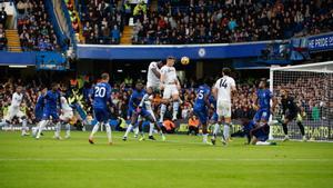 Ross Barkley, del Aston Villa,  cabecea un saque de córner ante el Chelsea en un partido de la Premier 