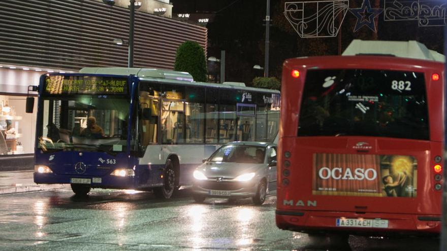 Imagen de dos autobuses interurbanos de la ciudad