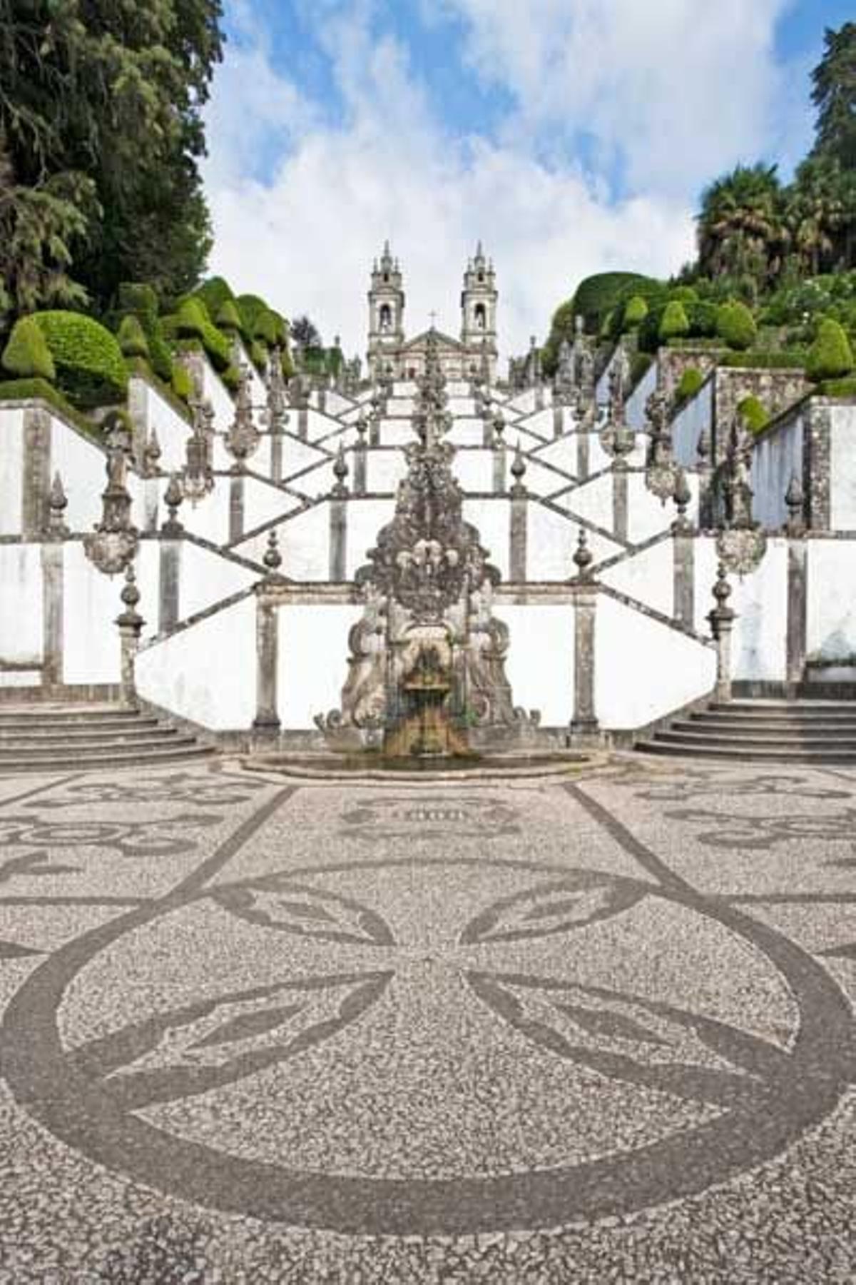 Escalinata de las Tres Virtudes en el Santuario de Bom Jesus Do Monte.