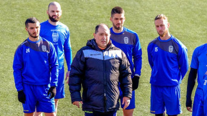 El técnico detenido, en imagen de archivo junto a los jugadores del Eldense