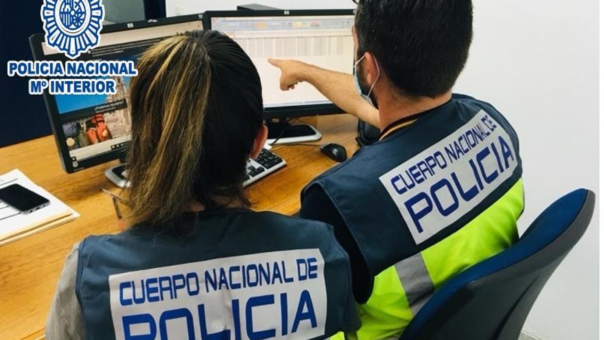 Agents de delictes tecnològics de la Policia Nacional de Girona