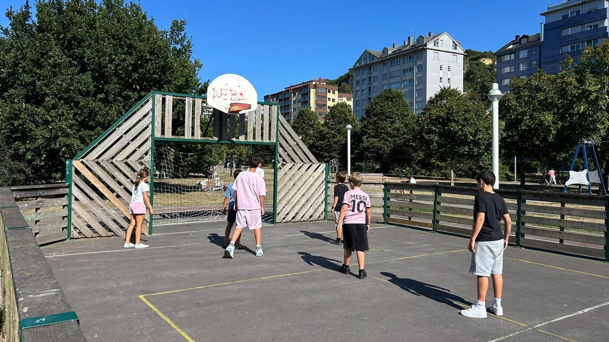 Castrillón recoge el guante en Salinas: la nueva cancha del parque La Deva ya está en tramitación