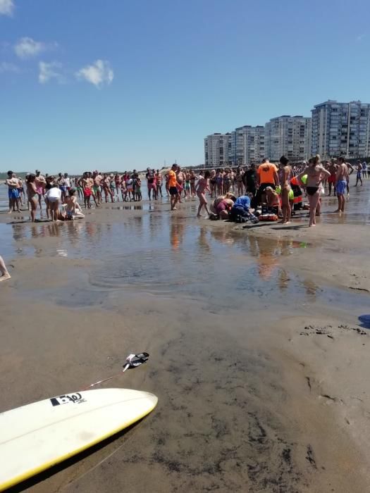 Intervención con bañistas en la playa de Salinas