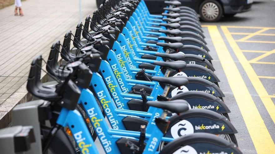 Agrela y avenida de Oza estrenan bases de BiciCoruña