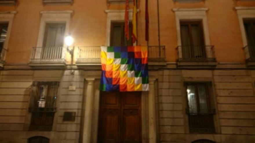 El Ayuntamiento de Madrid cuelga una bandera indígena y Aguirre llama a exhibir la rojigualda