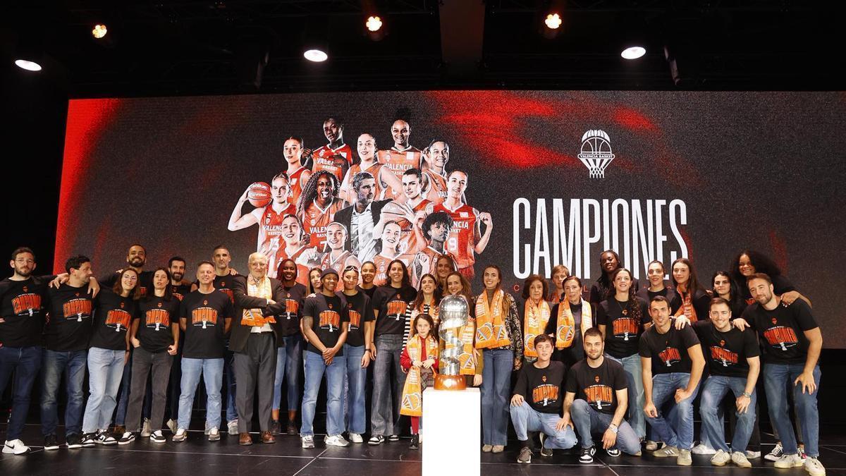 ¡La Copa de la Reina ya luce en el Roig Arena!