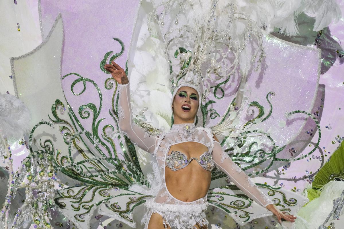 Estrella Jiménez de Bruin, representando a Clínicas Doctora Hernández, presenta el diseño de Josué Saavedra Suárez: «Alquimia»