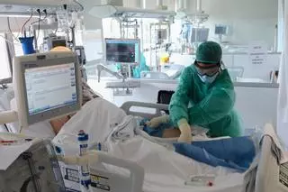 Los médicos soliviantados con Sanidad por los pocos contratos: amenaza de huelga y de parar la vacunación