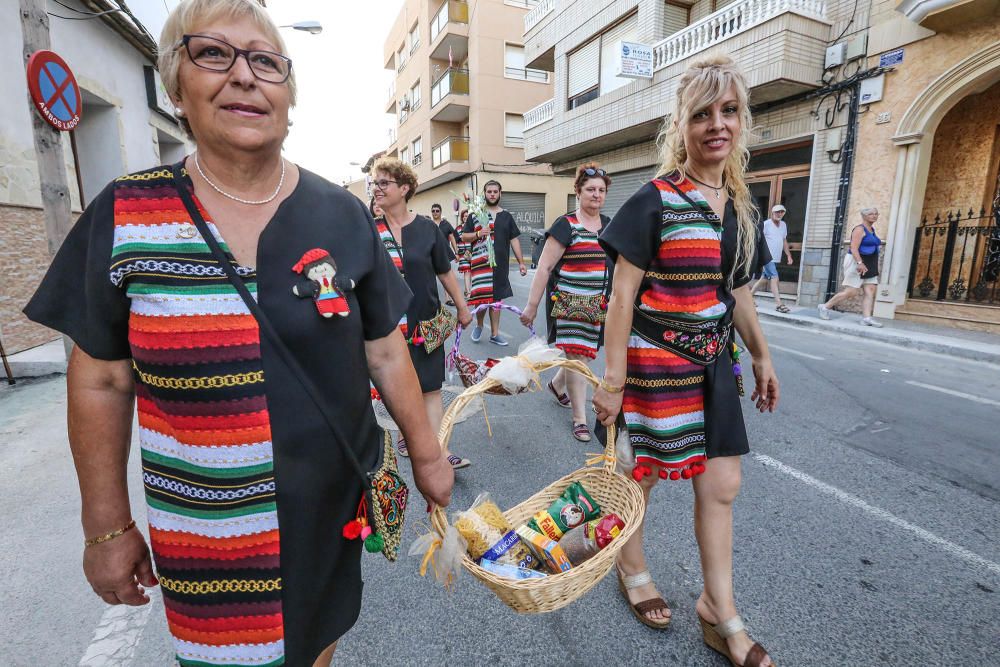 Los rojaleros demostraron ayer la devoción que sienten por su patrón durante la ofrenda de flores.