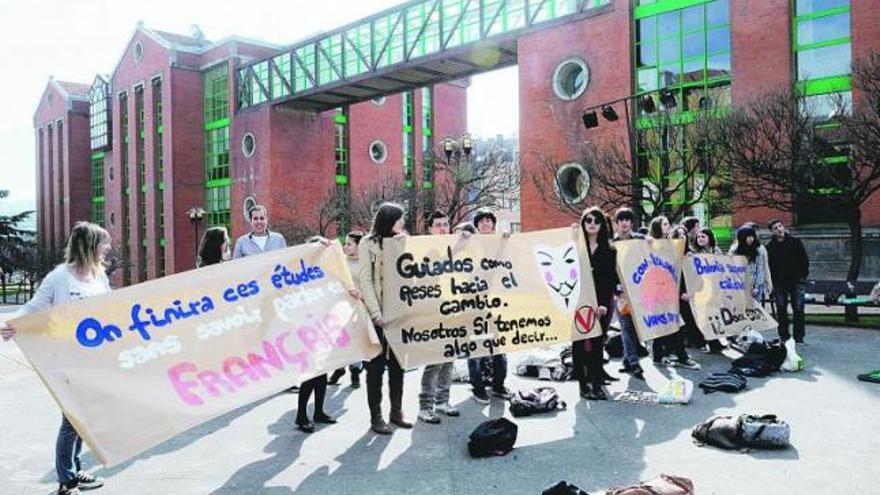 Los alumnos muestran las pancartas preparadas en protesta por el nivel de las clases de idiomas.