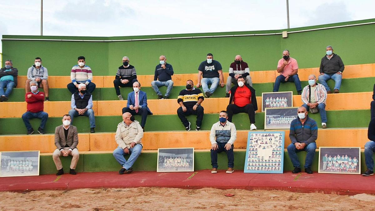 Autoridades, presidentes federativos y de clubes, acompañados de exluchadores, posan en el graderío del terrero Pepe González de Marmolejos, en el municipio grancanario de Gáldar. | | LP/DLP