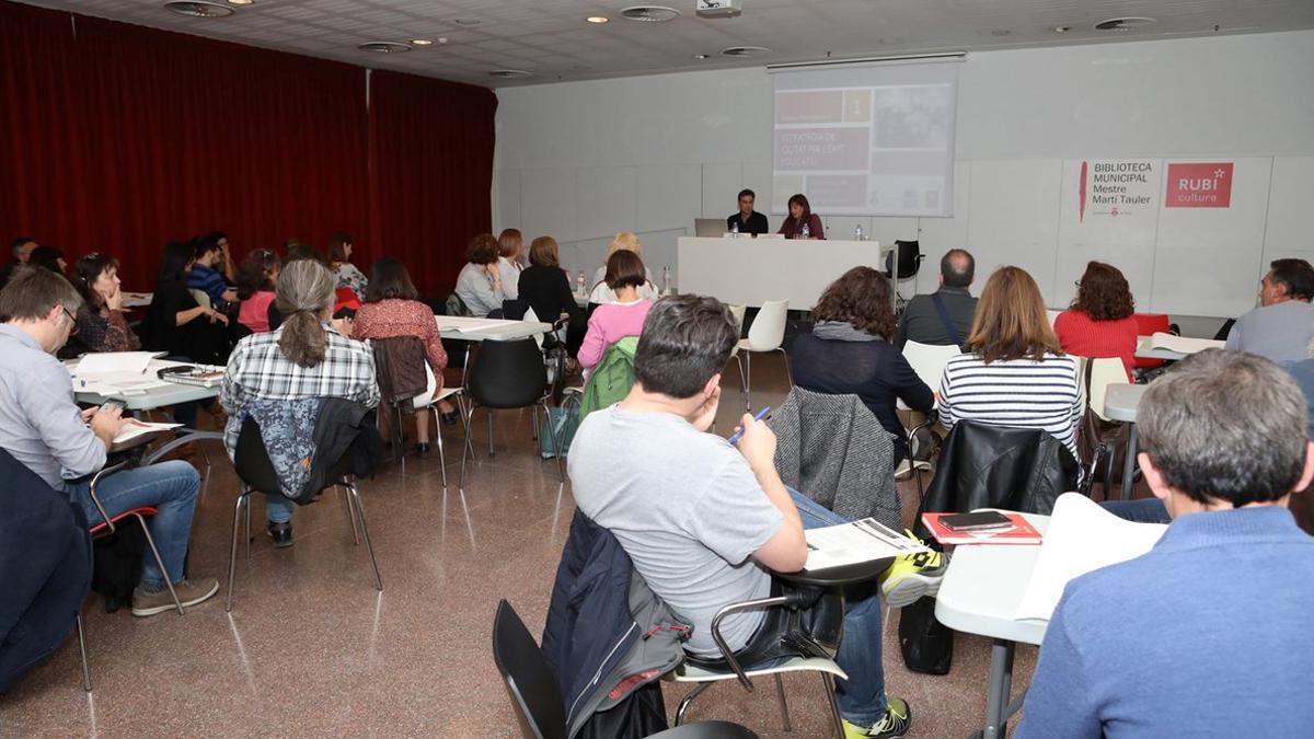 Diferentes agentes de la comunidad educativa se han dado cita en la Biblioteca Municipal Mestre Martí Tauler.