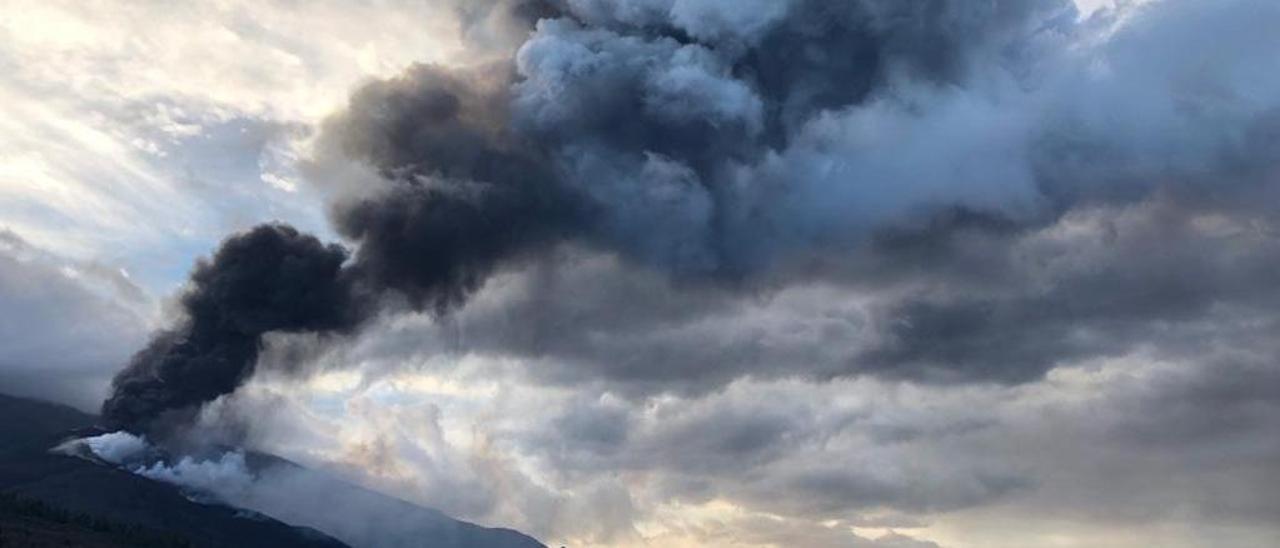 Columna de cenizas y actividad eléctrica en el volcán de La Palma