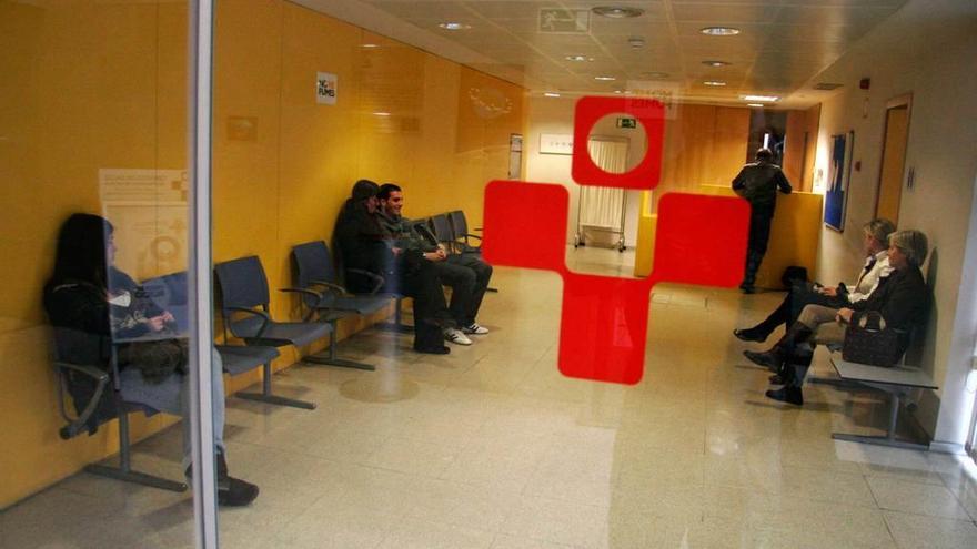 Pacientes en la sala de espera de un centro de salud.