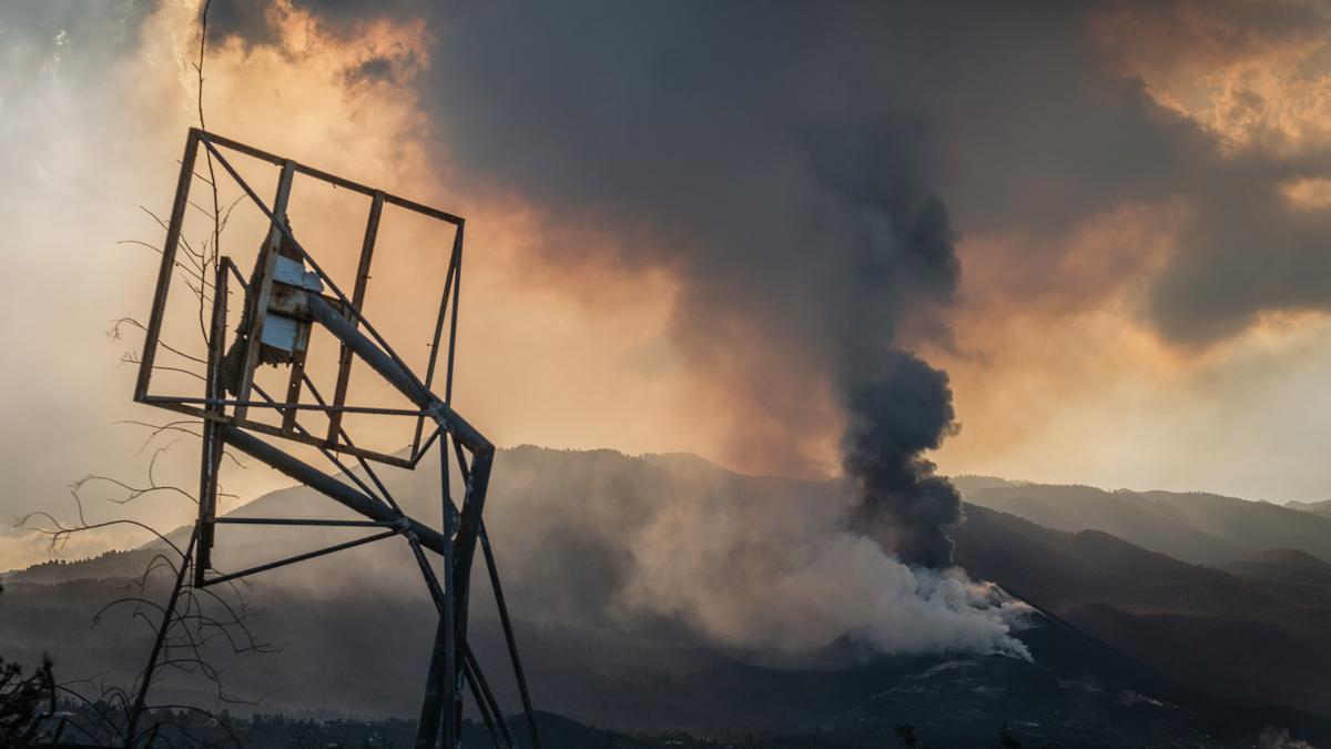 Estado en el que quedó una instalación deportiva tras el paso de la lava del volcán en La Palma.