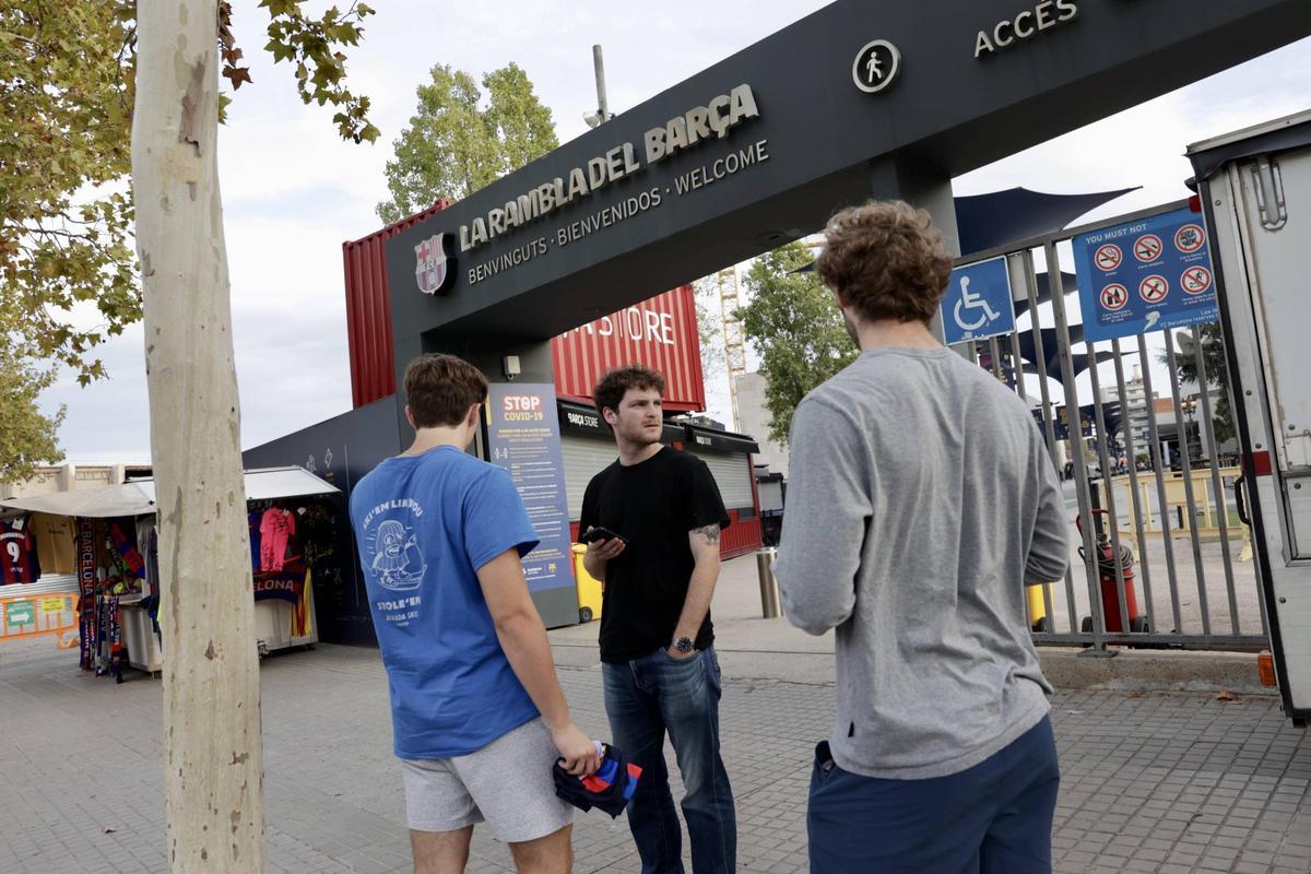 Turistes perduts continuen arribant al Camp Nou fantasma per veure el Barça: «¿Montjuïc? ¿Això on és?»