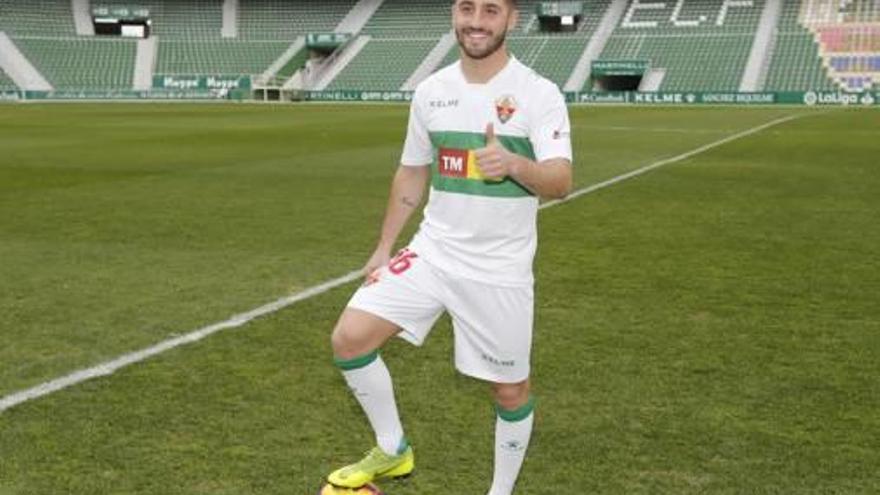 Nacho Gil, ayer, durante su presentación oficial con el Elche.