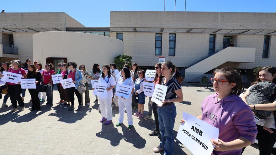 Las imágenes de la concentración en apoyo a la supervisora de matronas del Hospital de la Plana, destituida por Sanitat