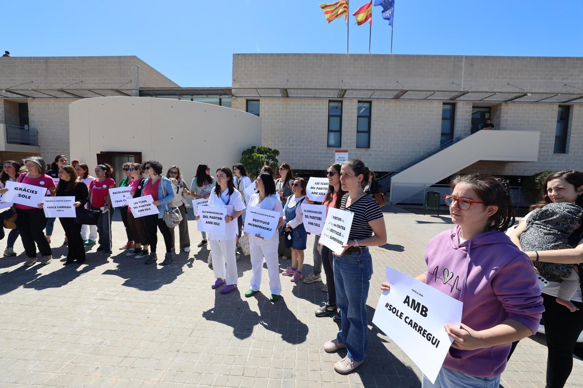 Las imágenes de la concentración en apoyo a la supervisora de matronas del Hospital de la Plana, destituida por Sanitat