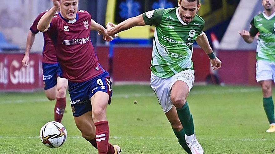 Rufo y Portela disputándose el esférico en Pasarón. | // RAFA VÁZQUEZ