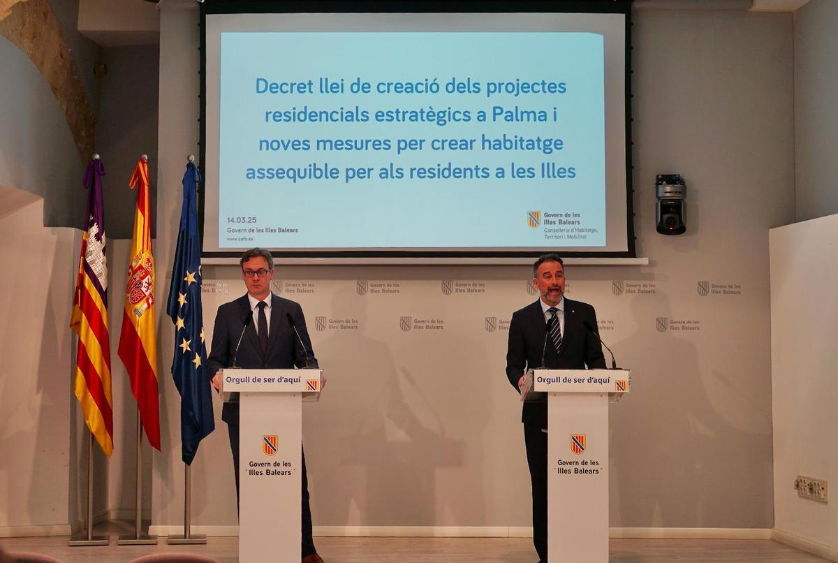 El vicepresidente del Govern, Antoni Cota, y el conseller José Luis Mateo presentaron el decreto ley