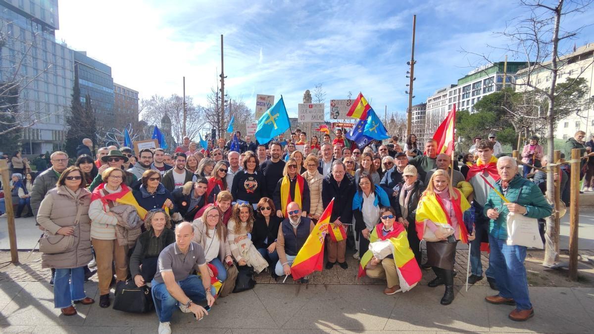 Foto de grupo de los asturianos que participaron en la concentración del PP en Madrid.