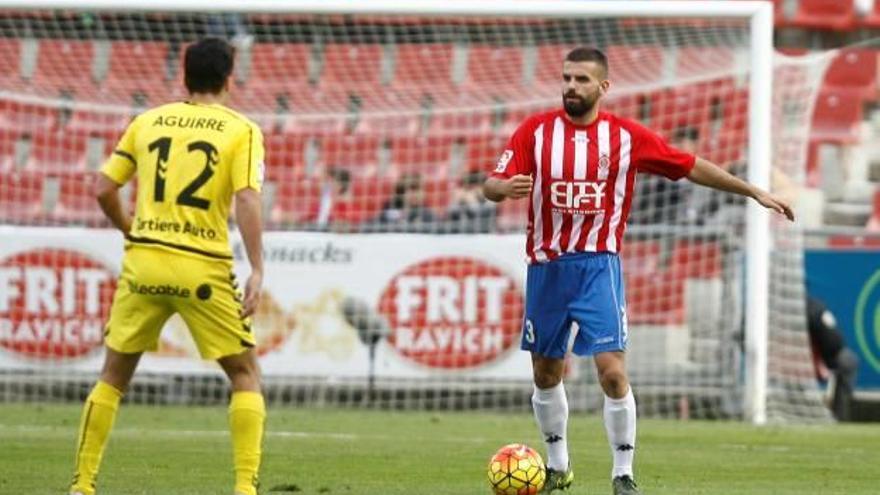 Carles Mas controla la pilota davant Diego Aguirre, de l&#039;Oviedo, en un partit a Montilivi de la passada temporada.